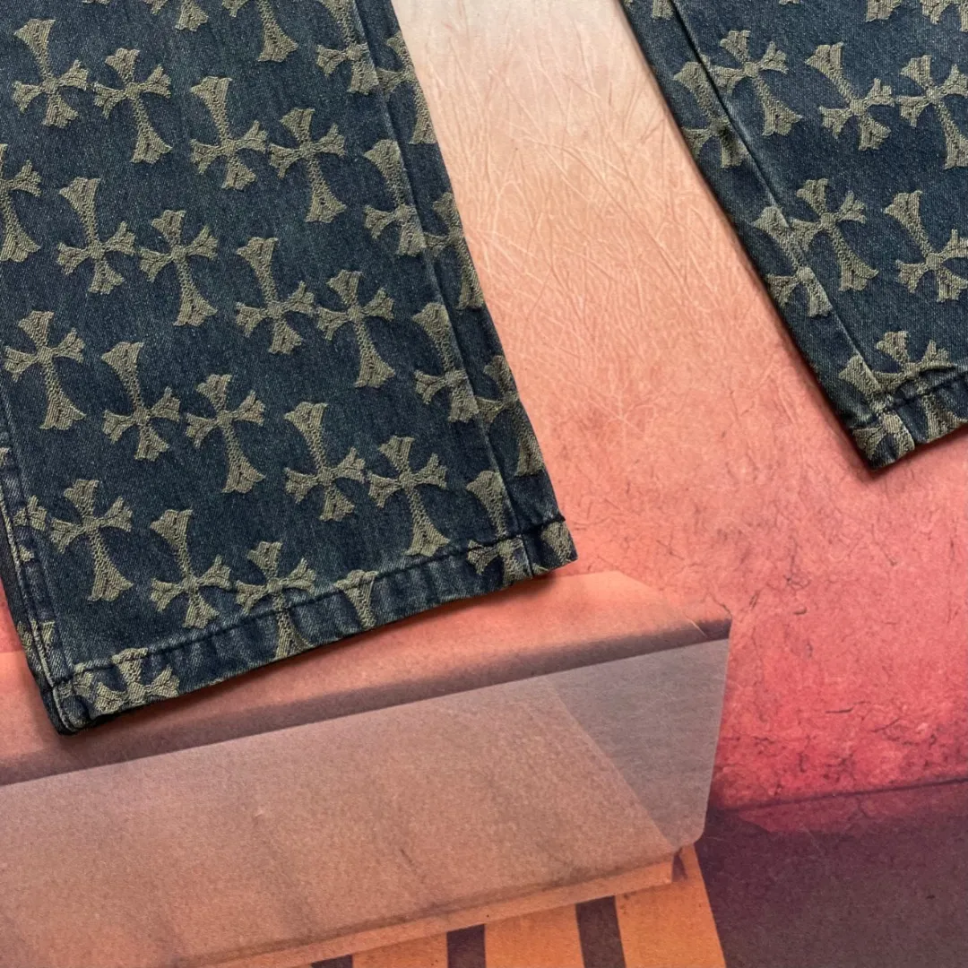 🅿️250 🔘Style No.-KL311 🔘Cro Heart𝐂𝐡𝐫𝐨𝐦𝐞 𝐇𝐞𝐚𝐫𝐭 CH All-over Printed Jacquard Bootcut Jeans* This new 2024 autumn cross-printed jeans continues the unique style of Croix Heart. The iconic cross is printed all over the design, which is eye-catching and unique, highlighting the brand's genes. Made of 100% denim cotton fabric with heavy thread count, it is stiff and stylish, maintaining a tough appearance while being soft and skin-friendly, breathable and comfortable, suitable for daily wear. The silver buckle design on the lapel adds a refined texture, and the custom hardware details are exquisite to enhance the overall style. The dark yellow cross logo is all over the body of the pants, which is generous and individual without being too exaggerated. Designed in the same style for couples, both men and women can easily wear it. Complete with three standards, it is different from the ordinary version, and the quality is guaranteed. Whether it is paired with a simple T-shirt to create a casual style, or combined with a personalized top to show a trendy feel, it can be perfectly adapted.  Size: S M L XL XXL (28.30.32.34.36) Color: Blue